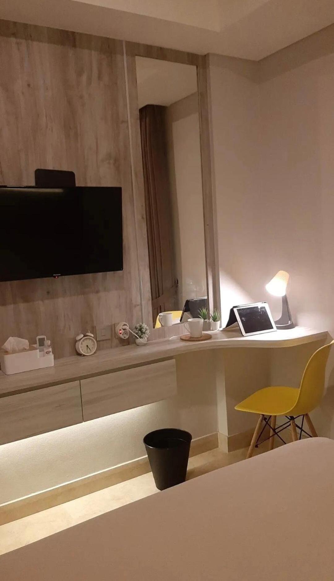 Apartemen Luxury Sea View Free Wifi And Cozy Gold Coast Pik Next To Oakwood By Blezz