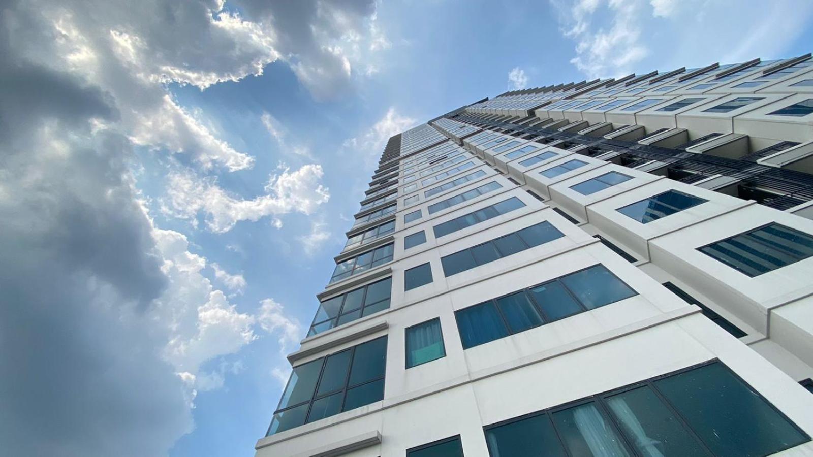 Modern And New 1br Across Lrt Station Samara By Travelio *