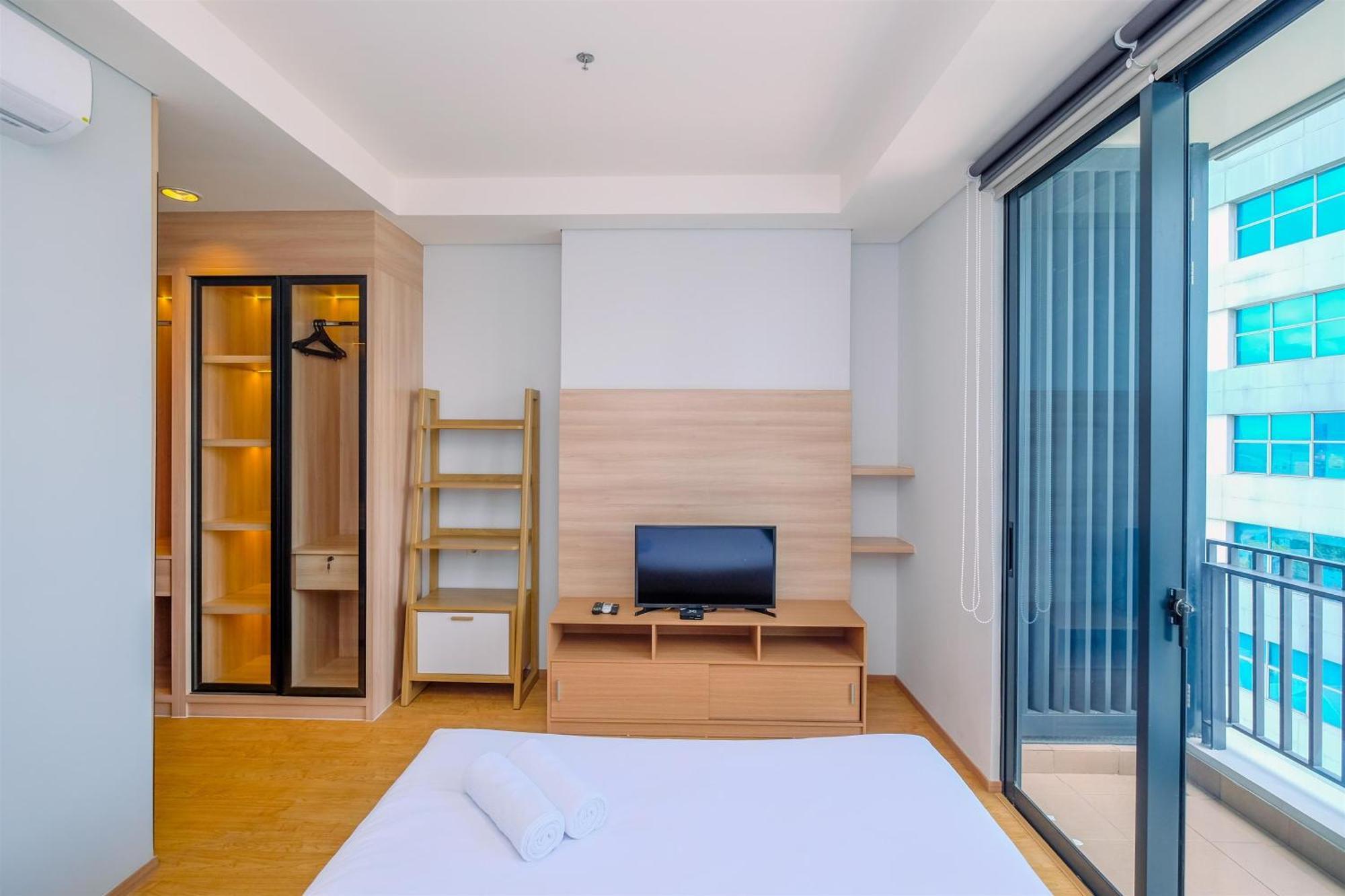 Modern And New 1br Across Lrt Station Samara By Travelio *