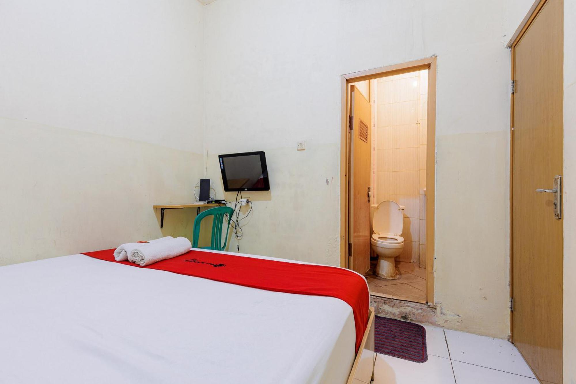 Reddoorz Near Esa Unggul Campus Hotel