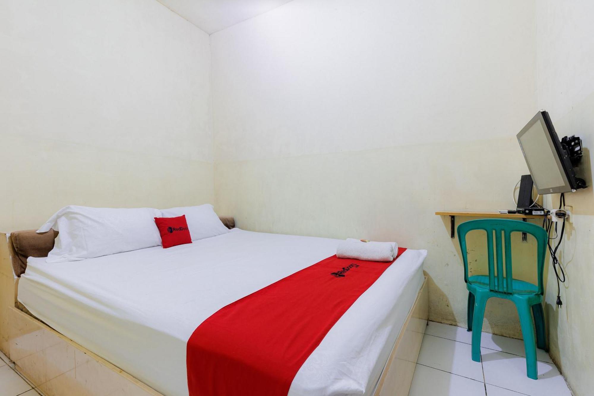 Hotel Reddoorz Near Esa Unggul Campus 2*
