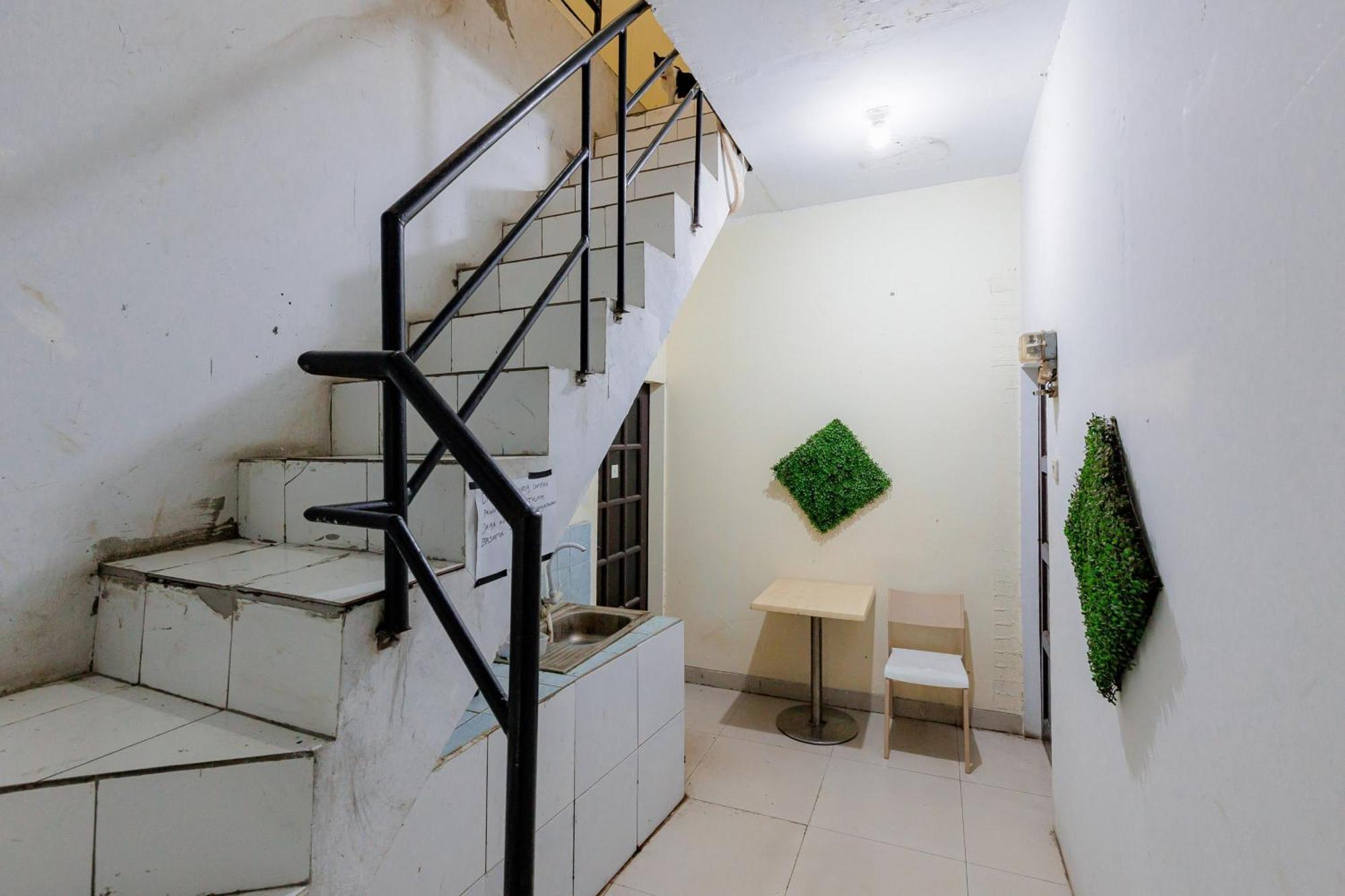 Reddoorz Near Esa Unggul Campus Hotel