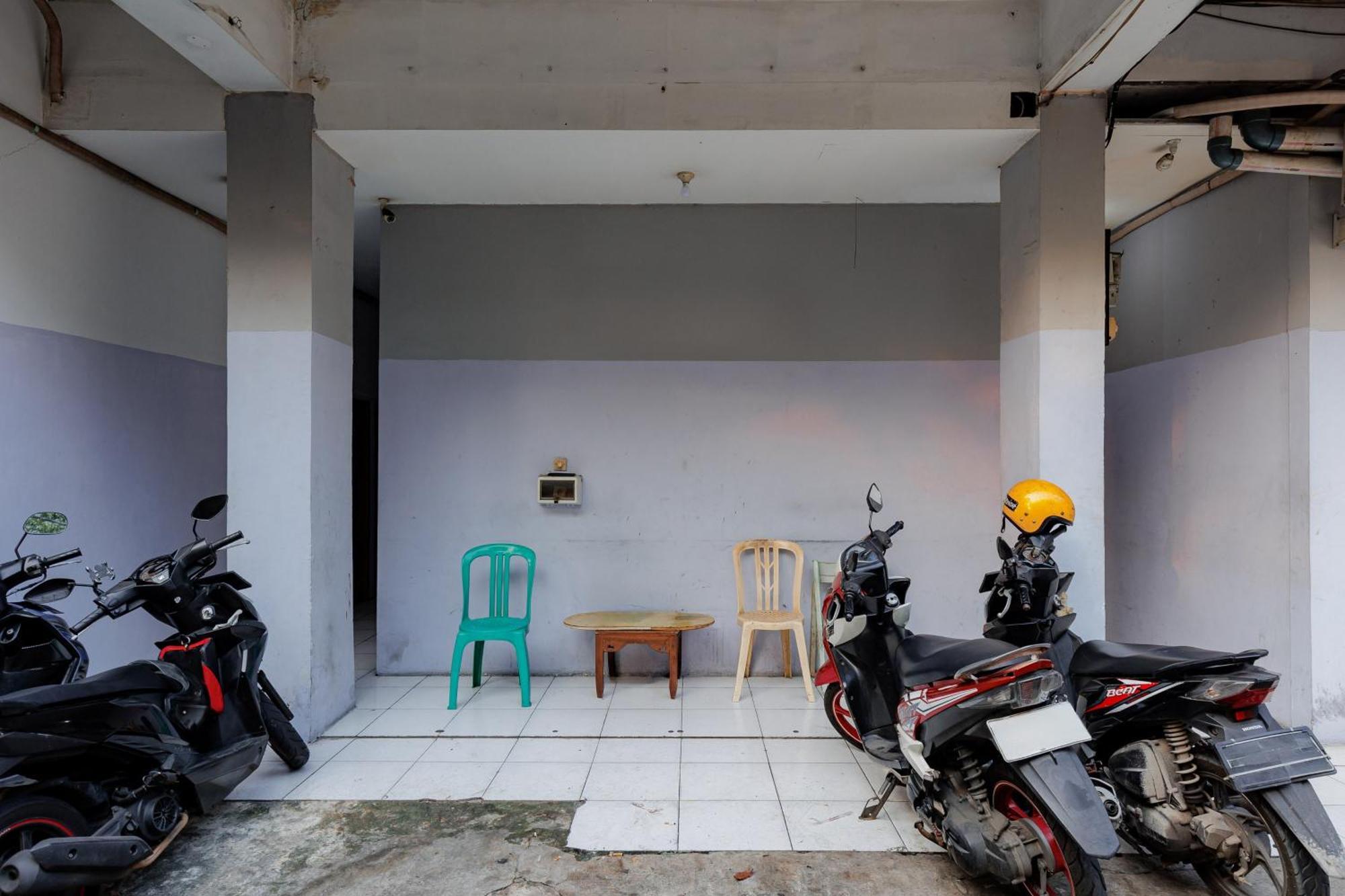 Hotel Reddoorz Near Esa Unggul Campus
