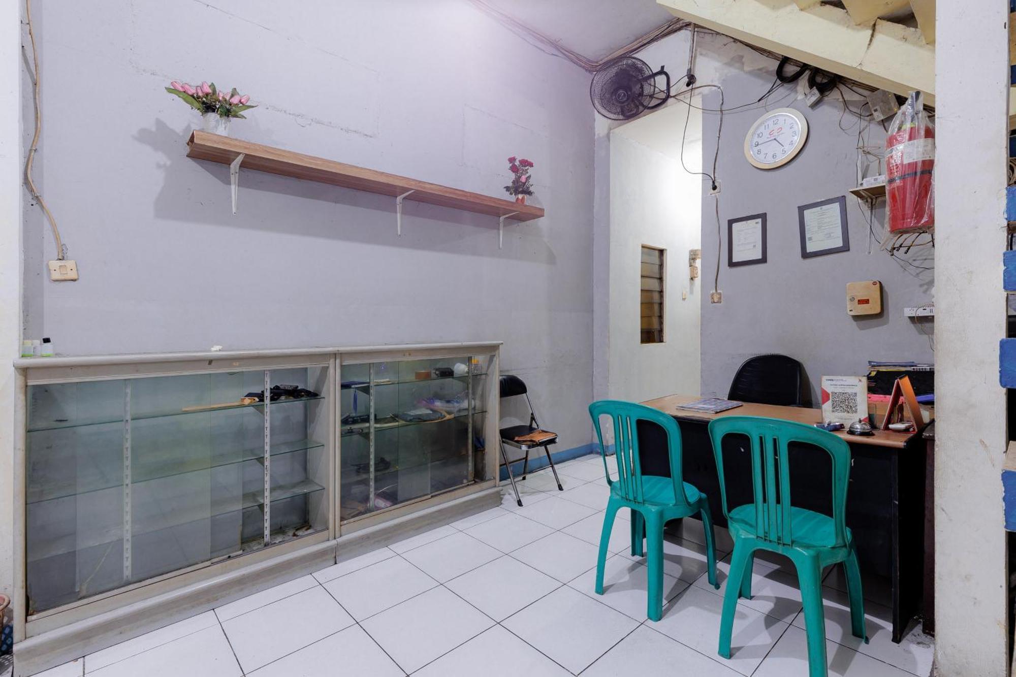 Reddoorz Near Esa Unggul Campus Hotel Jacarta