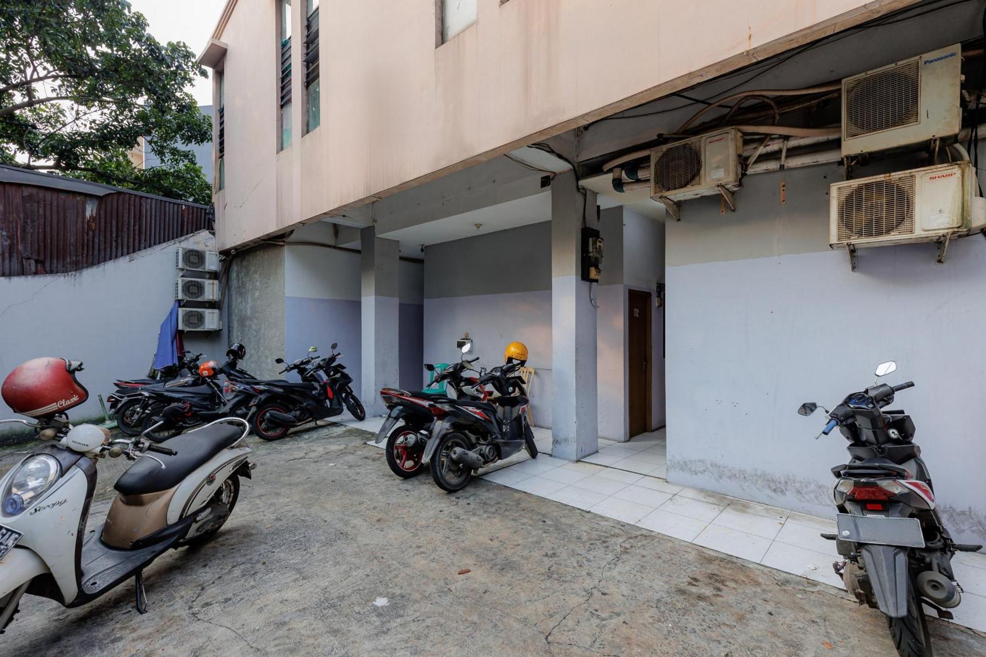 Reddoorz Near Esa Unggul Campus 2* Jacarta
