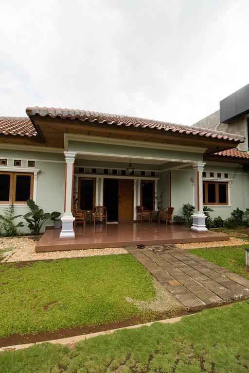 Reddoorz Near Tmii Guest house 2*