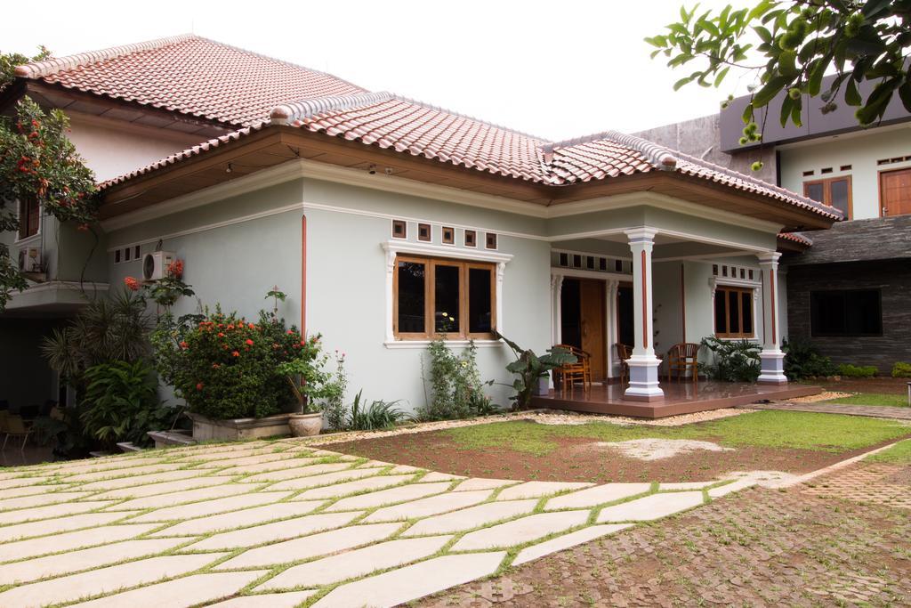 Reddoorz Near Tmii Guest house