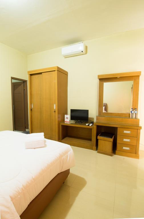 Reddoorz Near Tmii Guest house