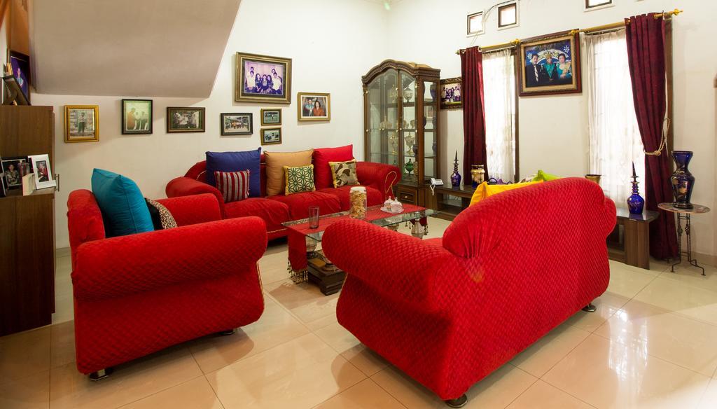 Reddoorz Near Tmii Guest house Jakarta