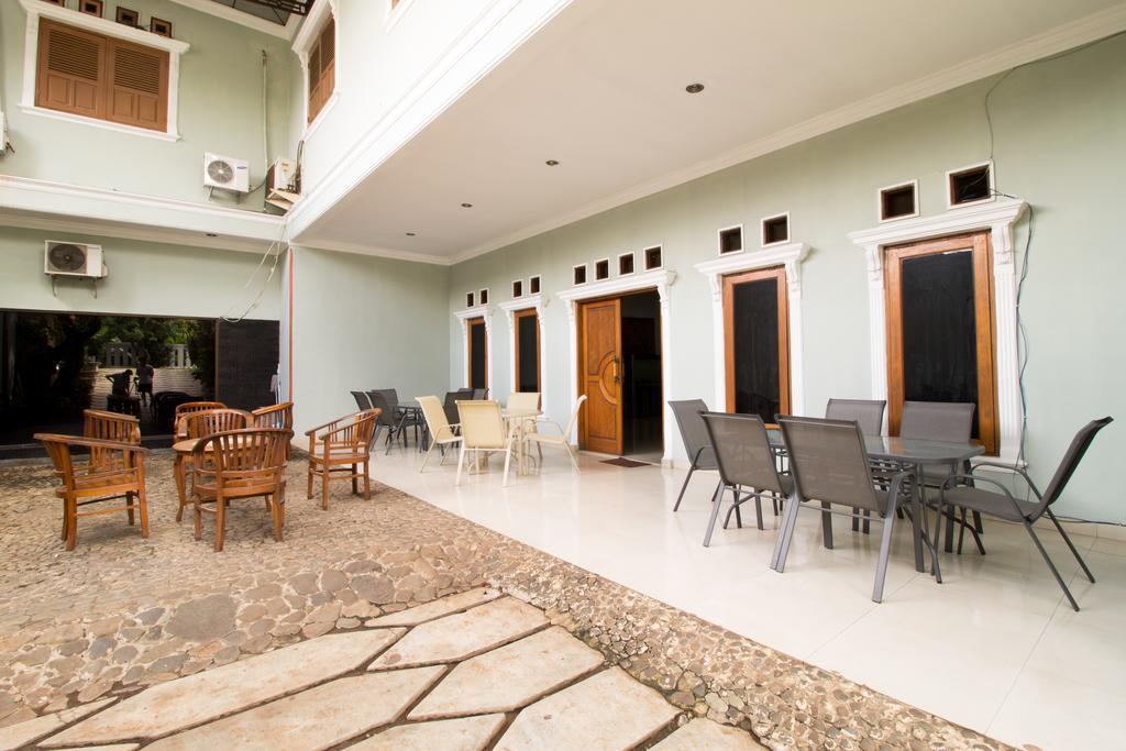 Guest house Reddoorz Near Tmii 2*