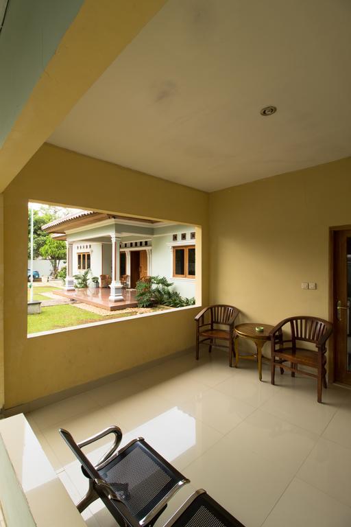 Reddoorz Near Tmii Guest house 2*