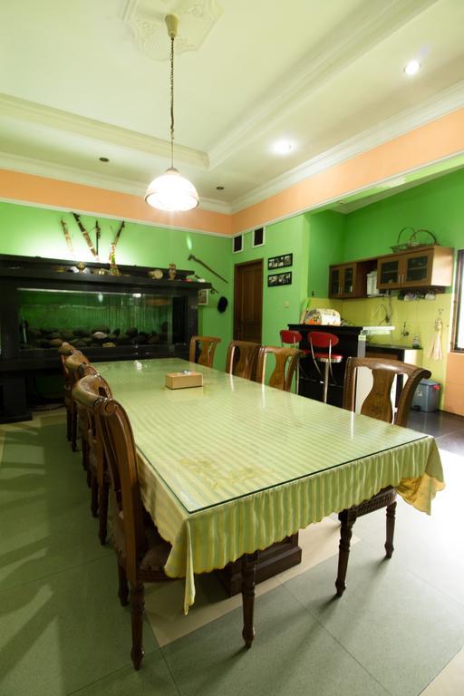 Guest house Reddoorz Near Tmii 2*