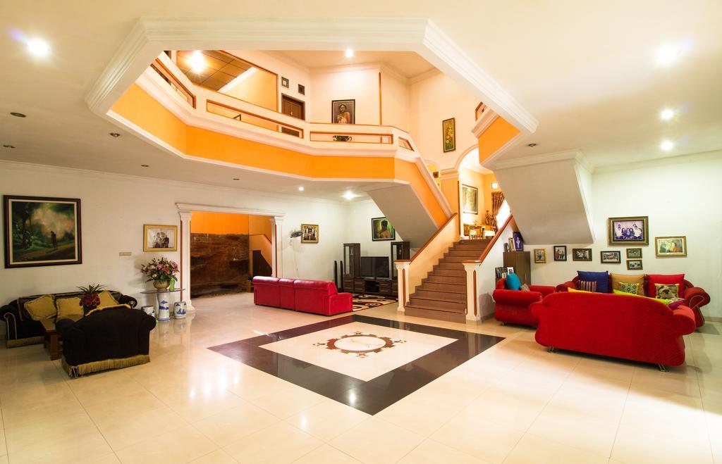 Guest house Reddoorz Near Tmii 2*
