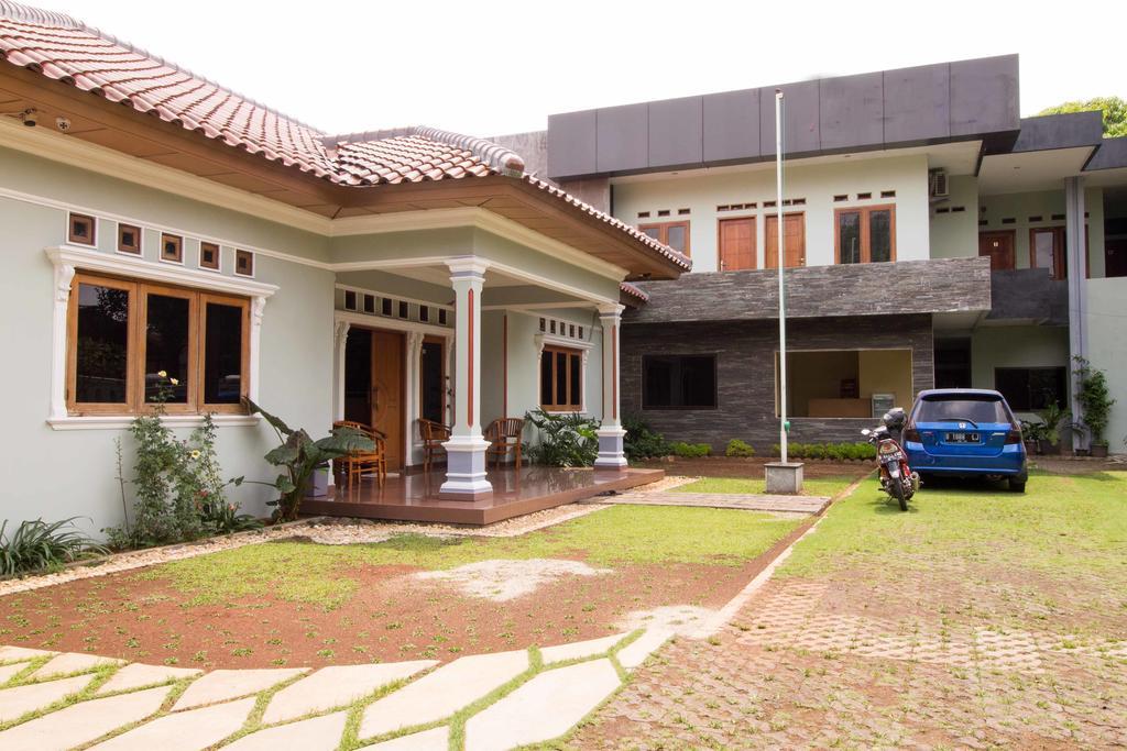 Guest house Reddoorz Near Tmii 2*