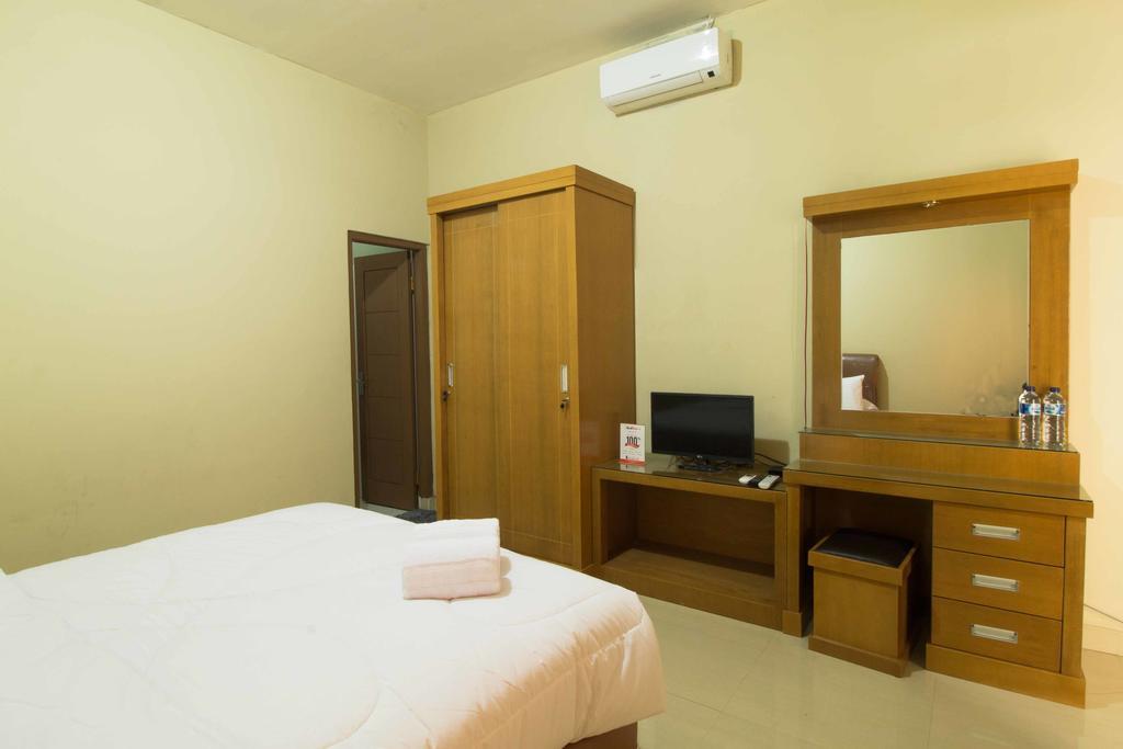 Reddoorz Near Tmii Guest house 2*