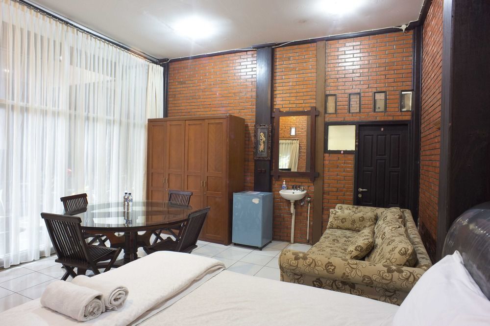 Reddoorz @ Cilandak Timur 2*