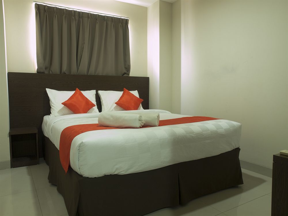 The Gloria Grogol Apartment *