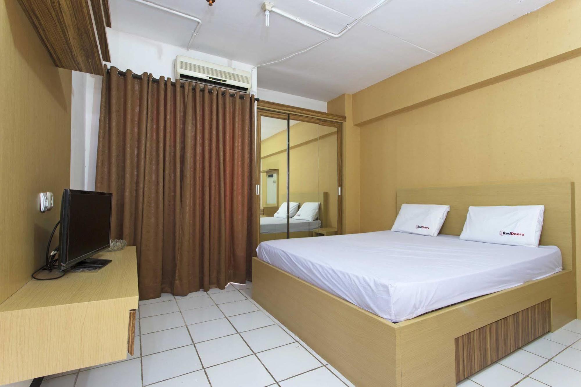 Reddoorz @ Sentra Timur Hotel 3*