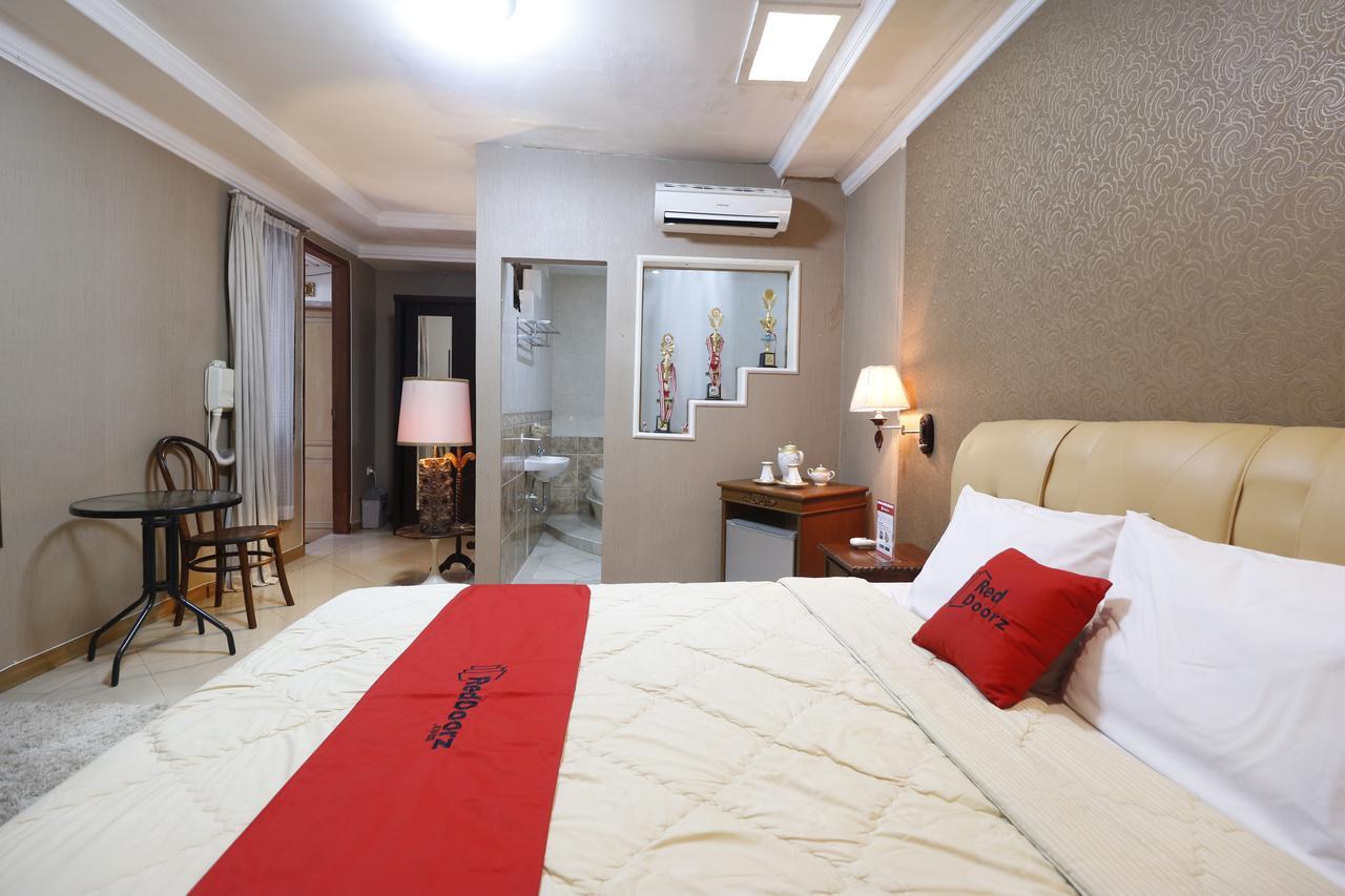 Reddoorz @ Jalan Dharmawangsa 3*