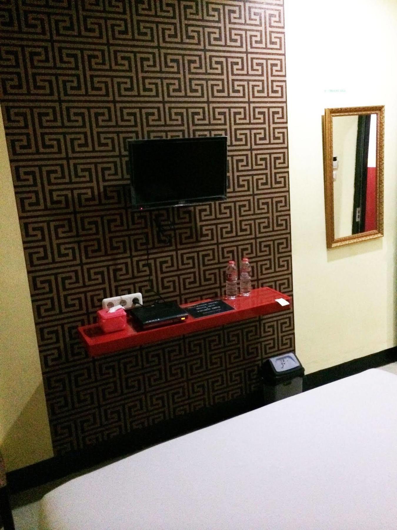 Hollywood Hotel *
