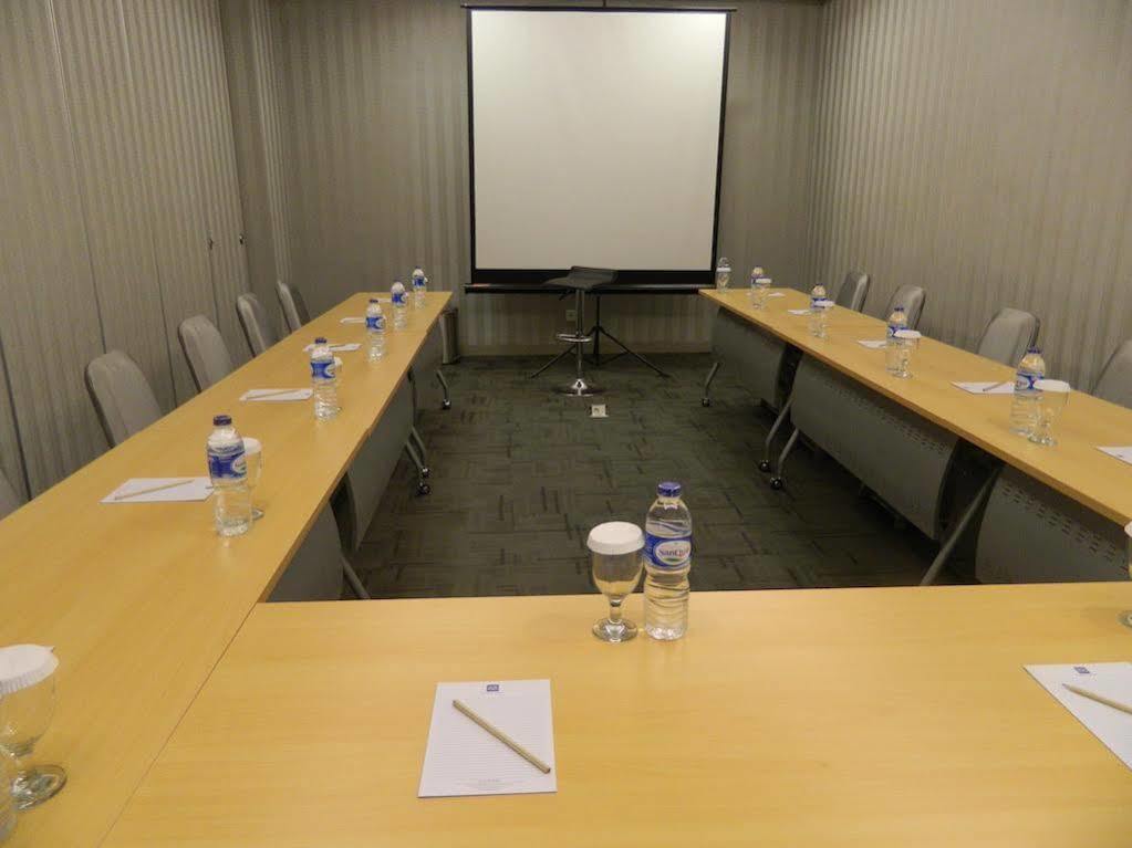 88 Grogol By Wh Hotel
