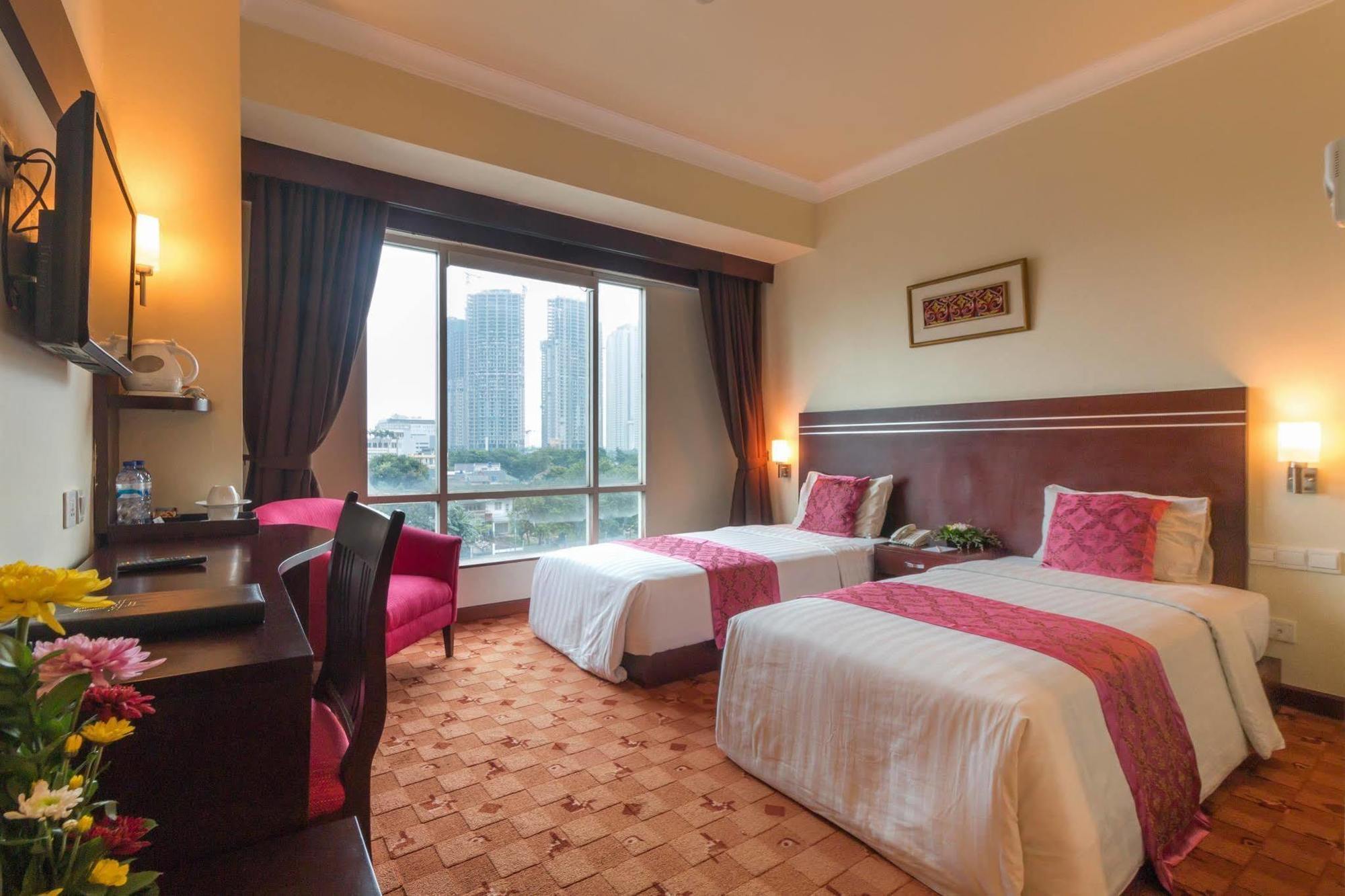 Twin Plaza Hotel 4*