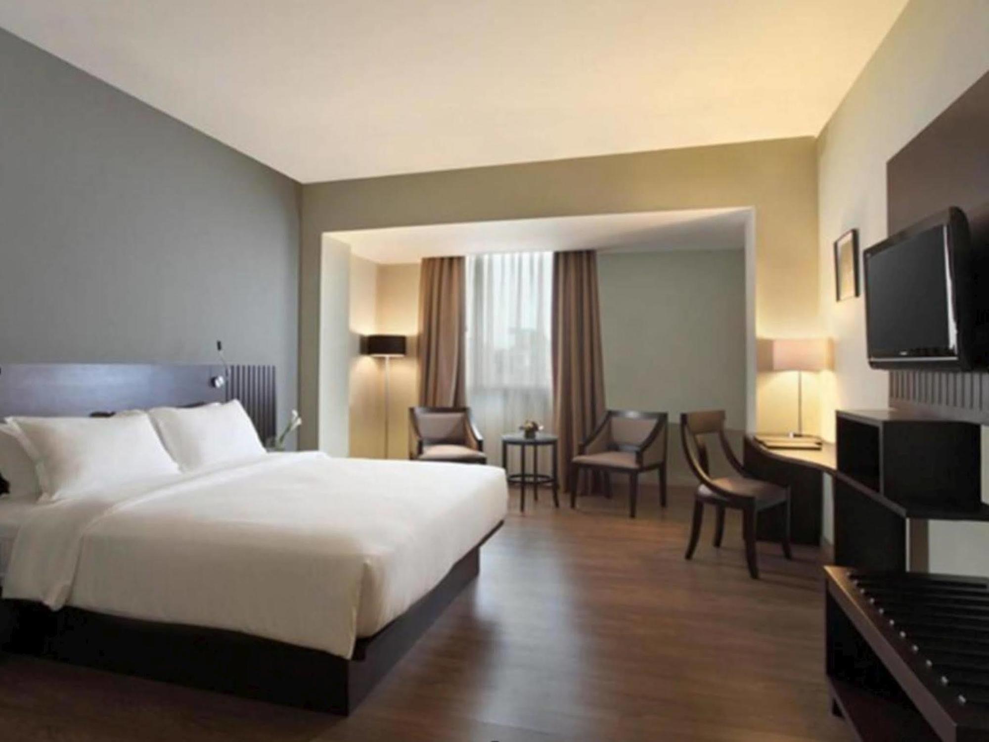Oakwood & Taman Mini 4*
