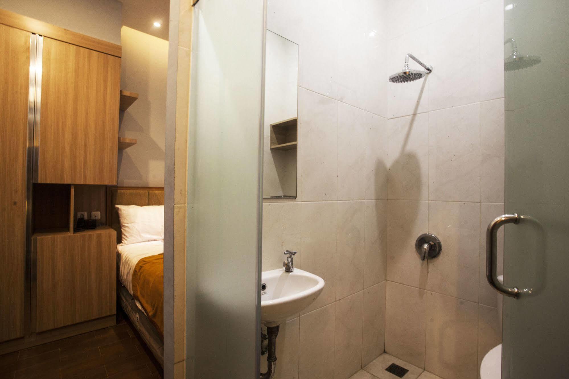 Hotel De *