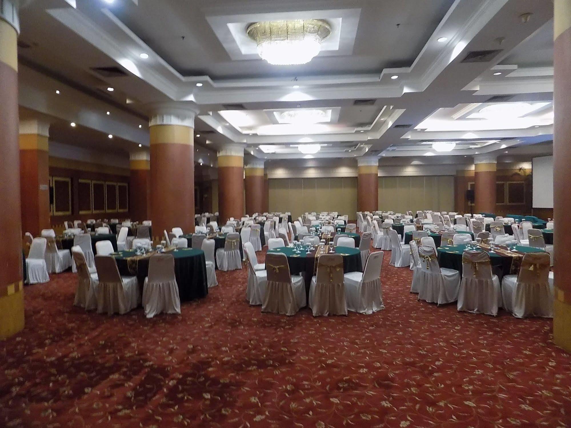 Mega Anggrek Slipi Hotel 3*