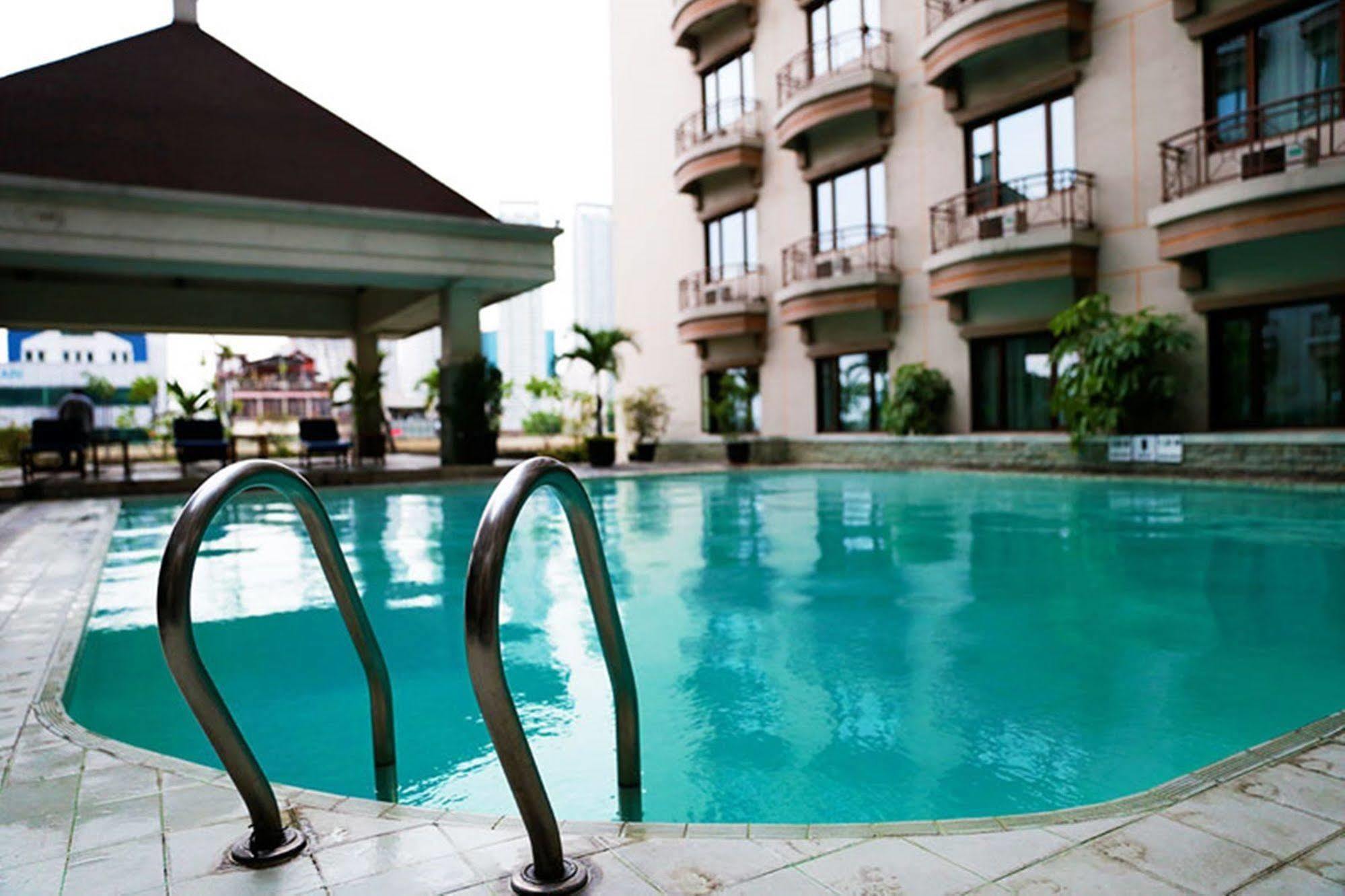 Mega Anggrek Slipi Hotel 3*