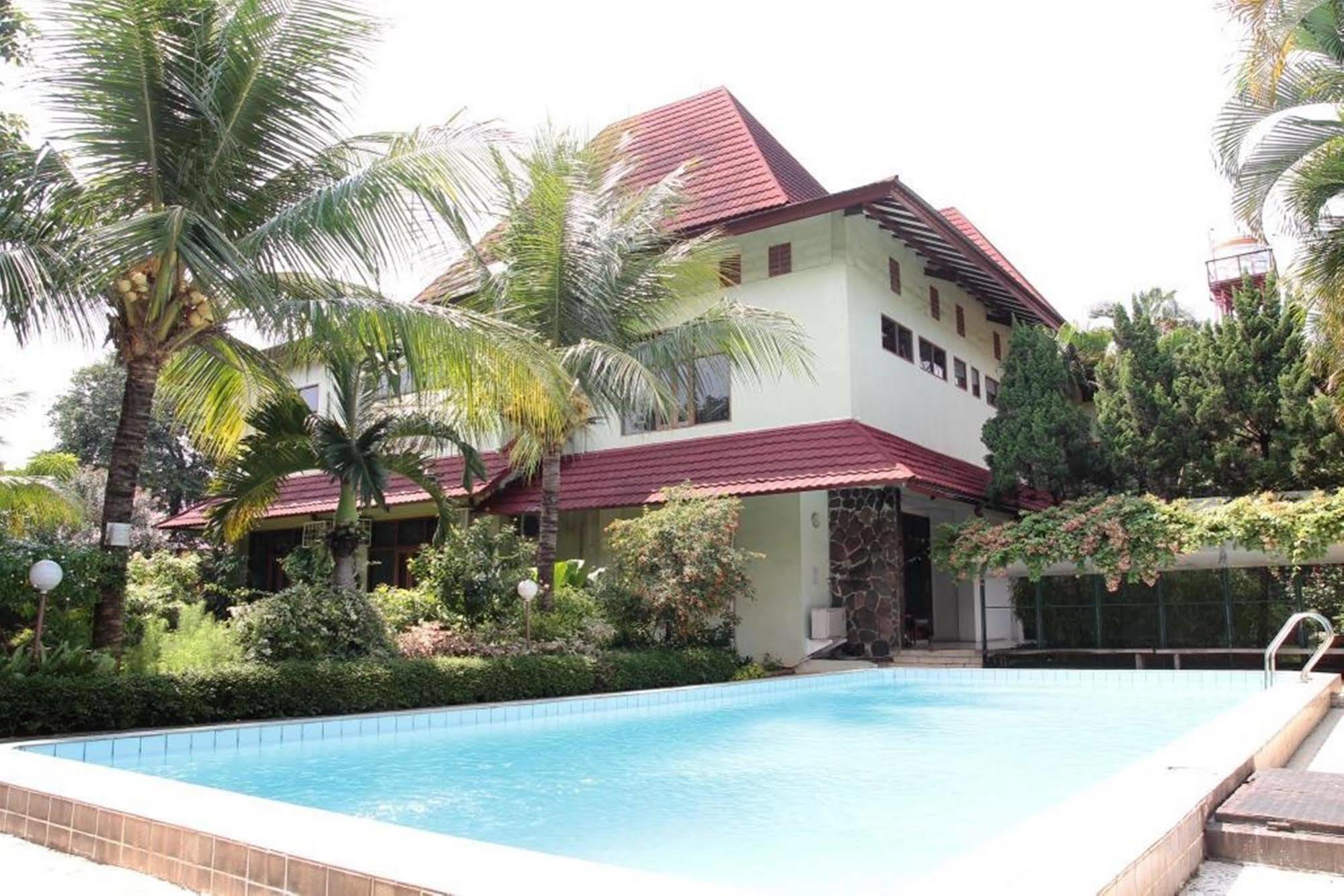 Reddoorz Near Kemang Raya 3* Jakarta