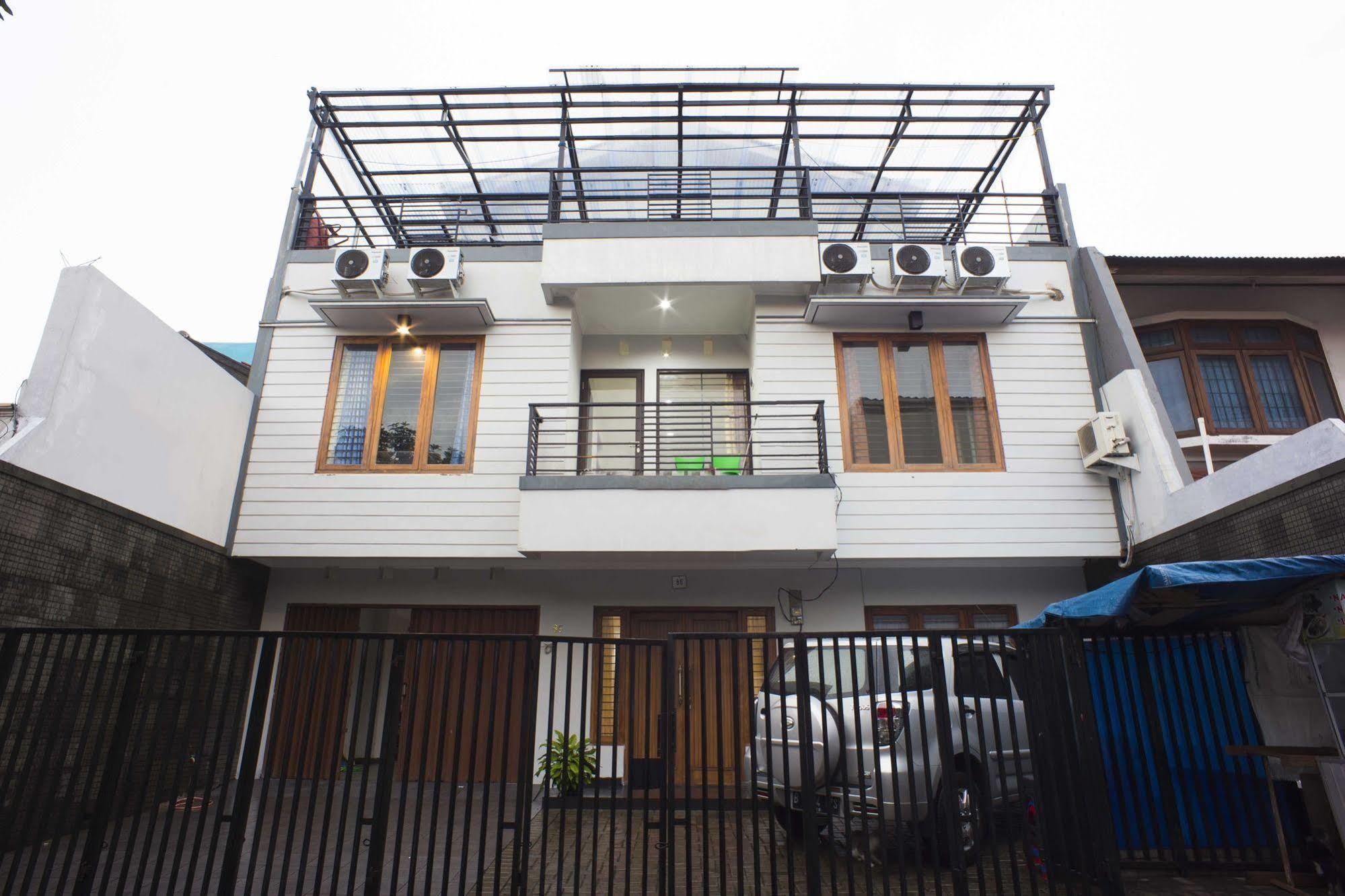 Guest house Reddoorz @ Blok A 2*