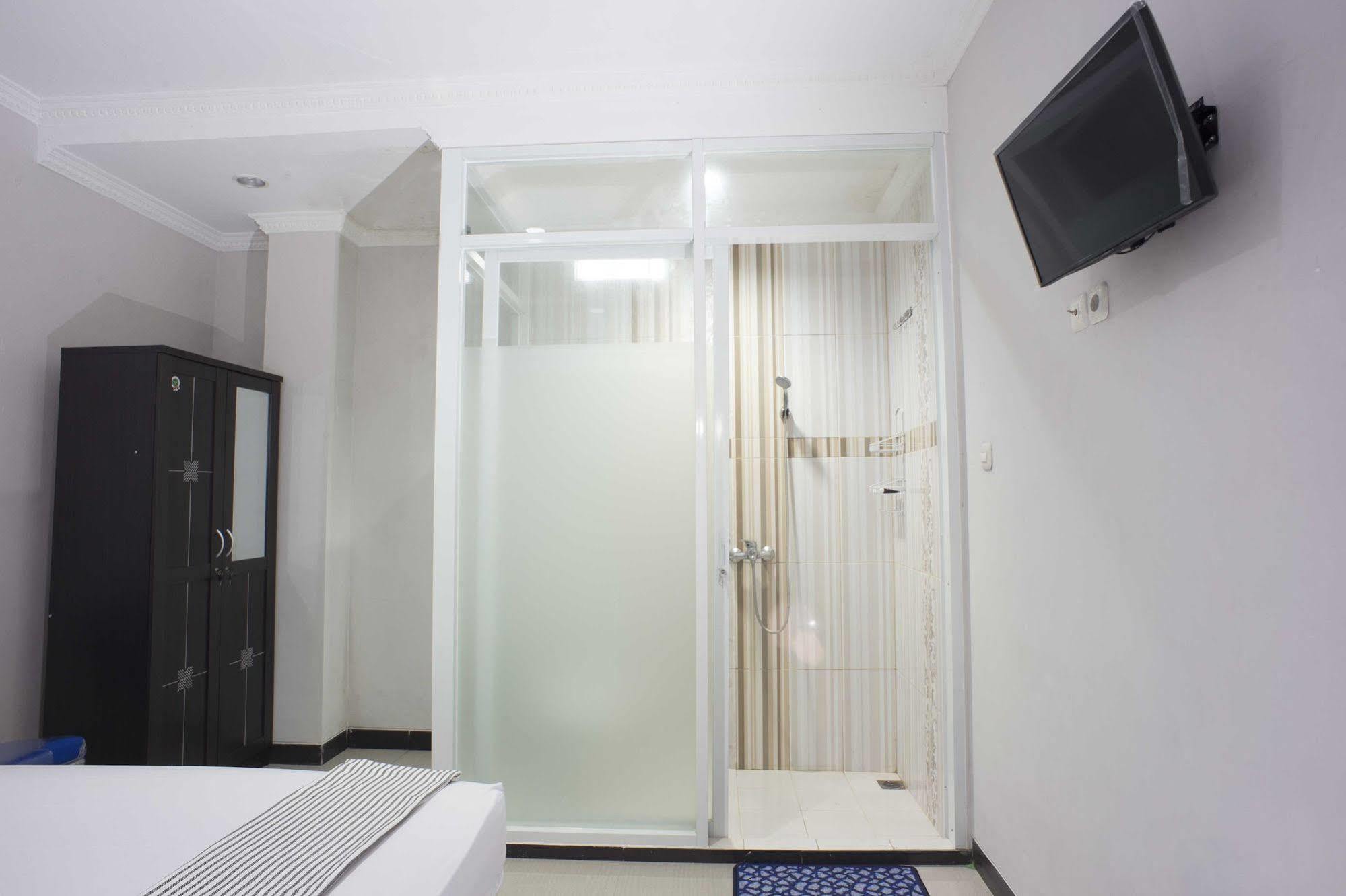 Reddoorz @ Blok A 2*
