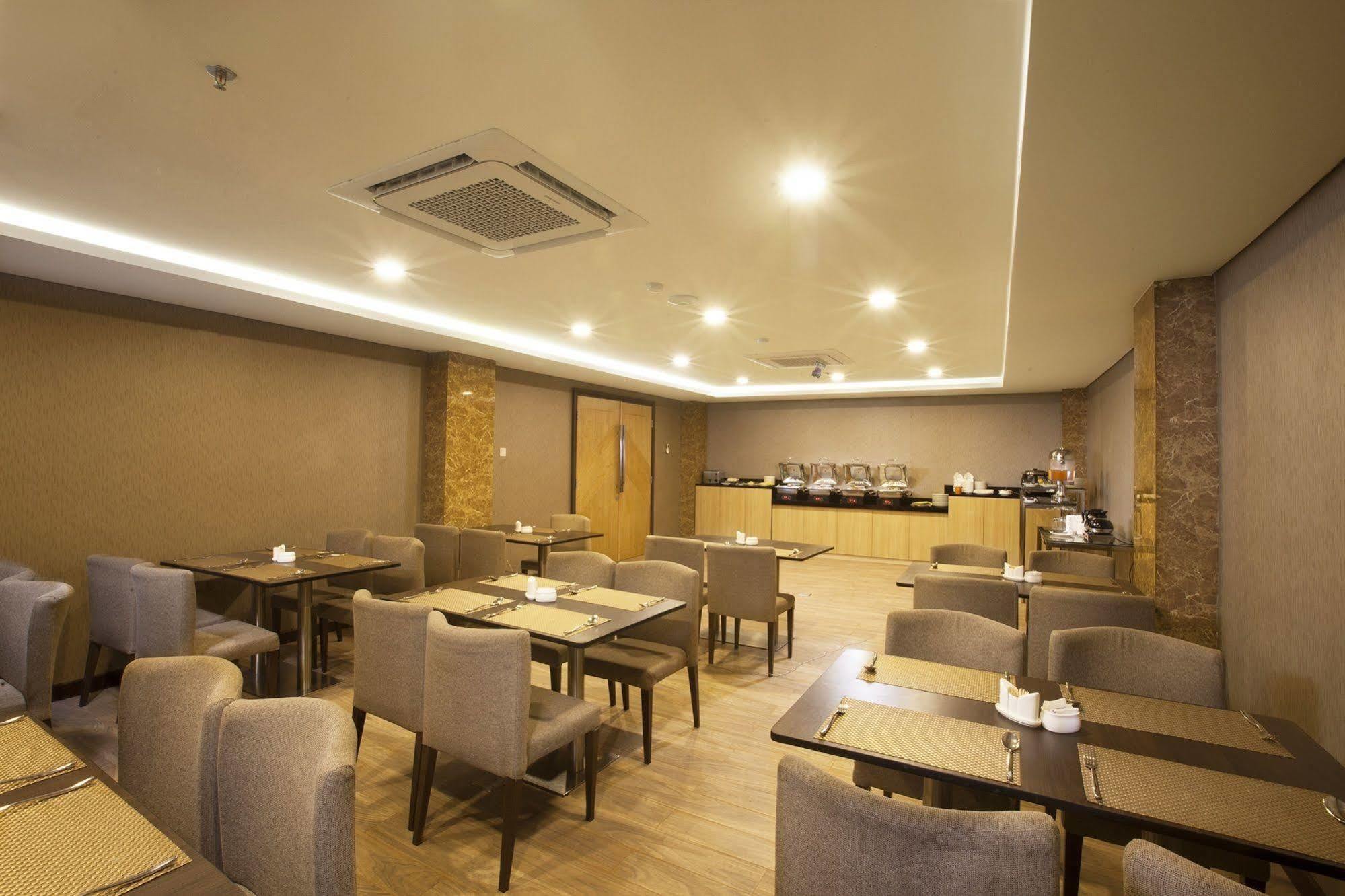 Khách sạn Verse Lite Gajah Mada 2*
