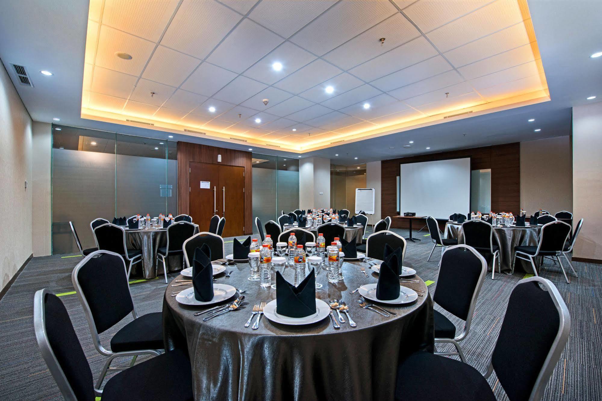 Grand Whiz Poins Simatupang Jakarta 4* Jakarta