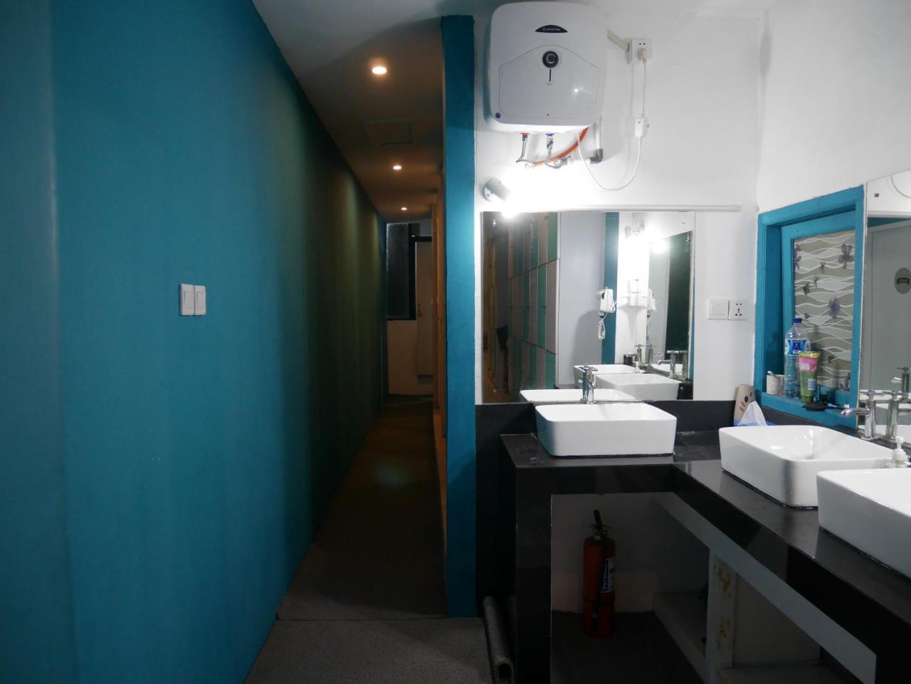 Sleepy Raccoon Hostel *