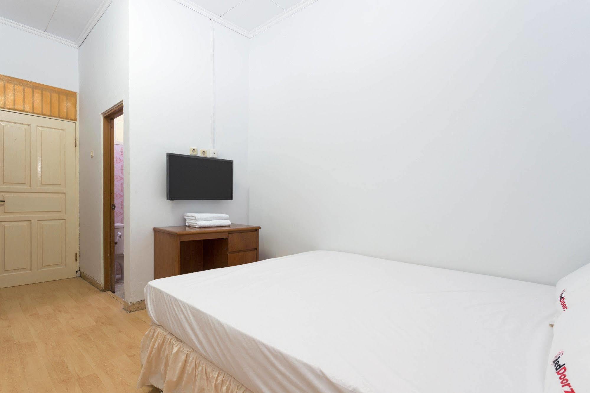 Reddoorz @ Karet Genteng Ijo Guest house 2*
