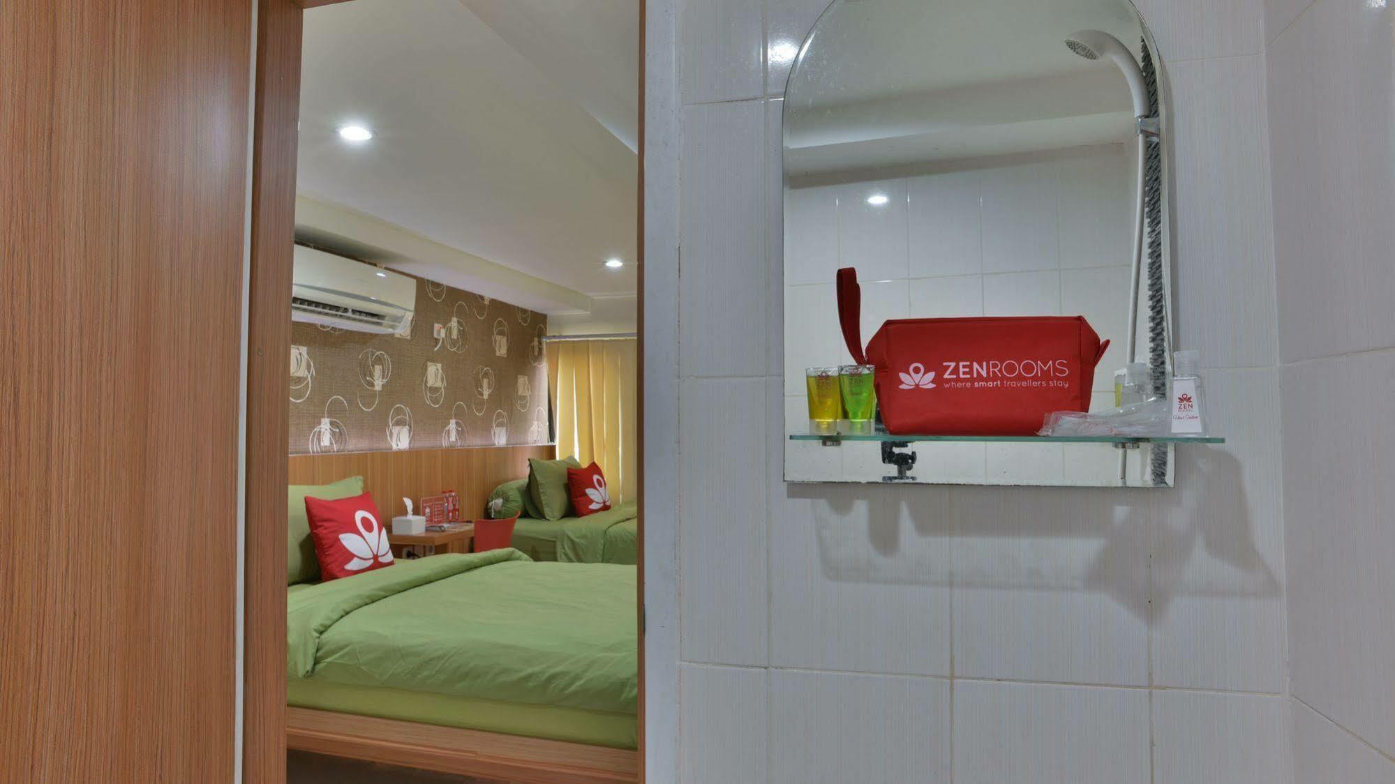 Apple Near Sarinah Mitra Reddoorz Wisma tamu 2*