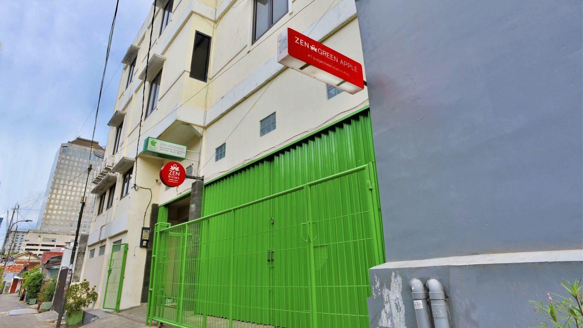 Apple Near Sarinah Mitra Reddoorz Jakarta