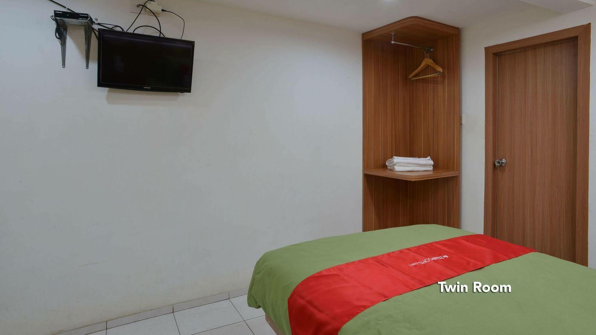Apple Near Sarinah Mitra Reddoorz Wisma tamu