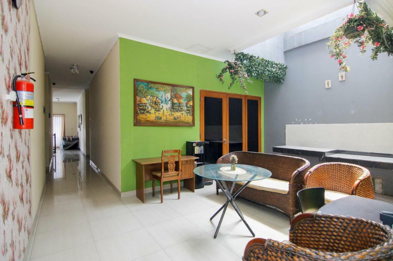 Guest house Reddoorz Near Kemang Square 2*