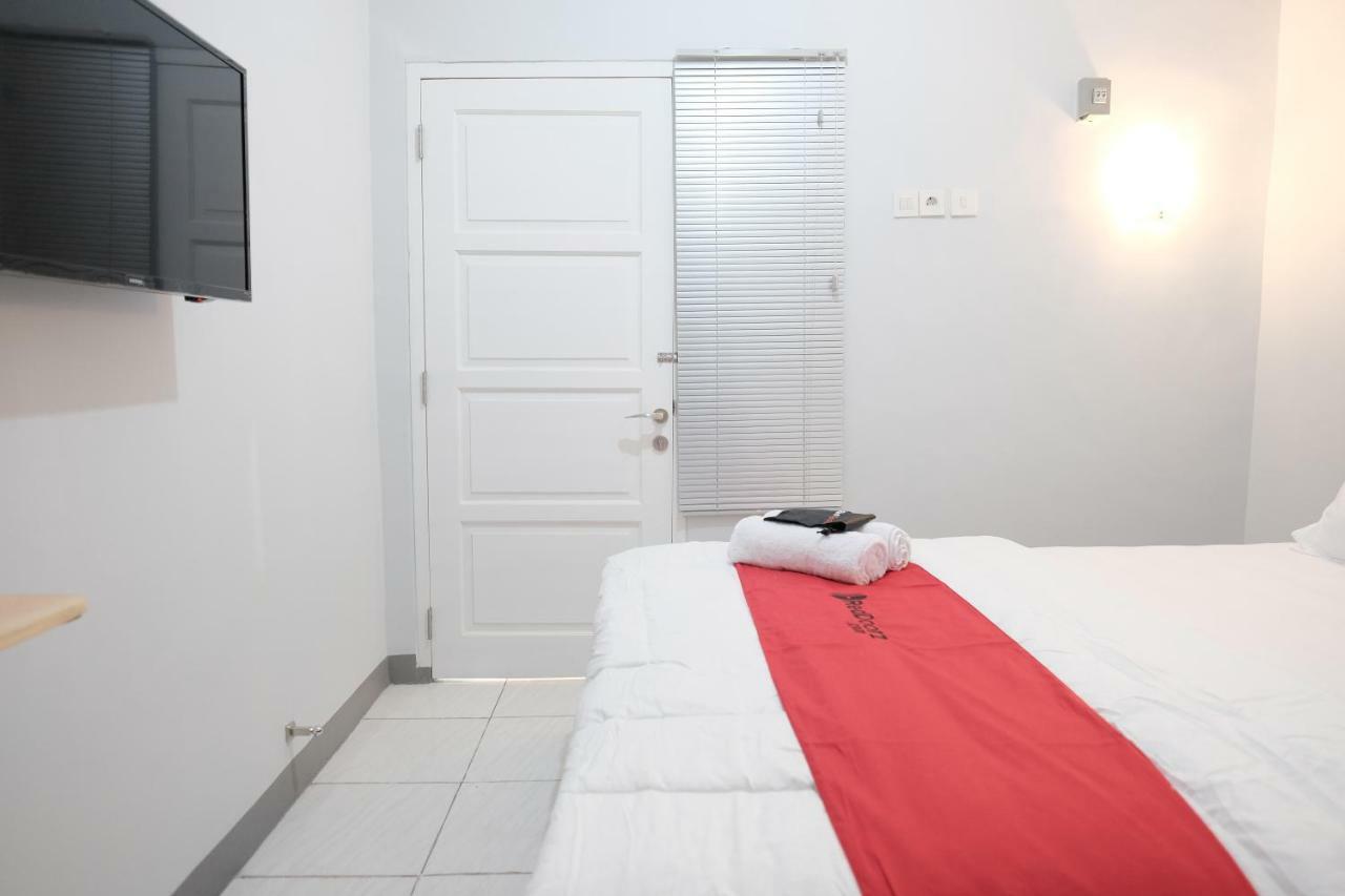 Reddoorz Syariah Near Siloam Hospital Kebon Jeruk 2*