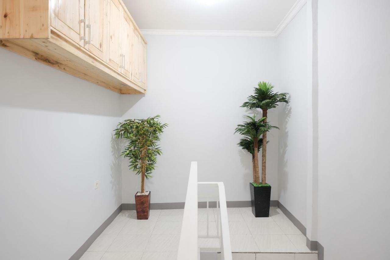 Reddoorz Syariah Near Siloam Hospital Kebon Jeruk