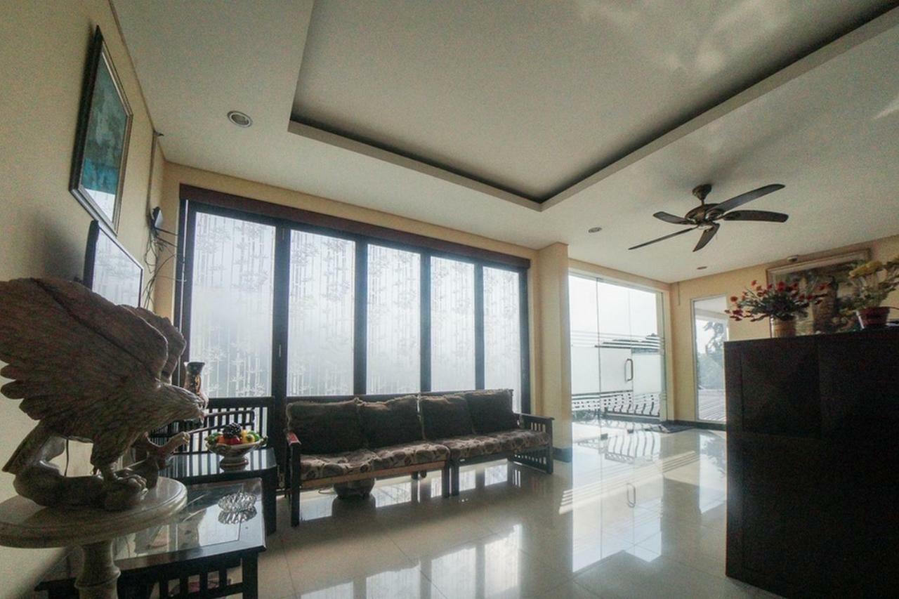 Reddoorz Near Pramuka Square Mall Jakarta