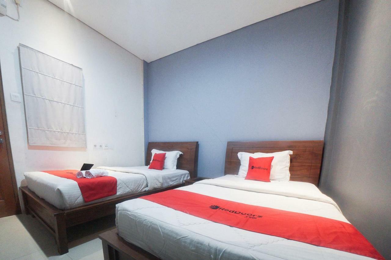 Reddoorz Near Pramuka Square Mall Jakarta