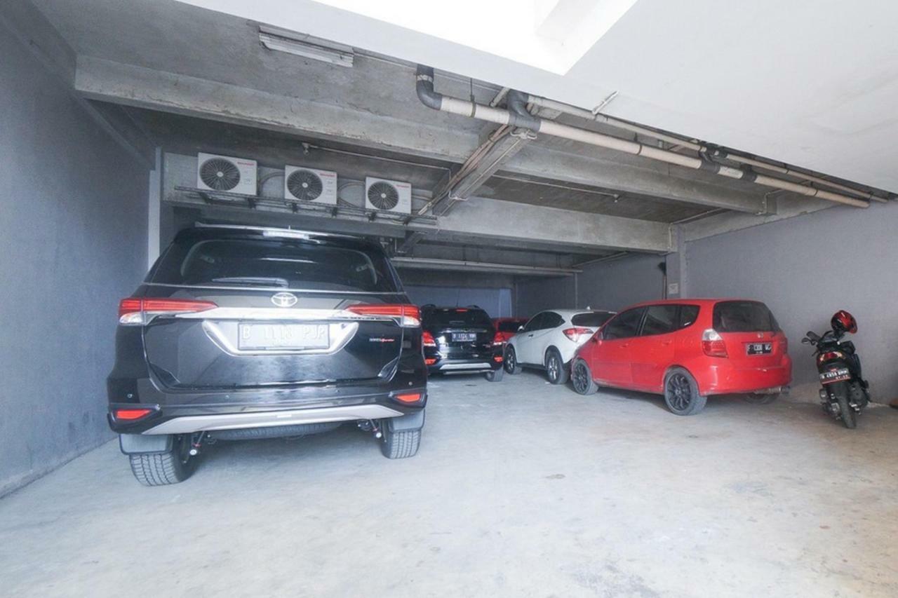 Reddoorz Near Pramuka Square Mall