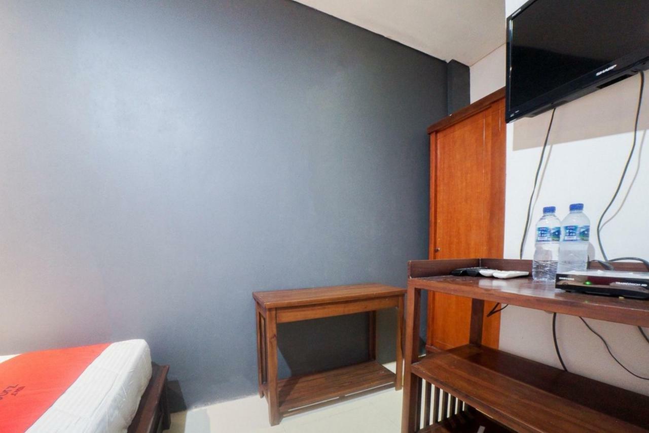 Reddoorz Near Pramuka Square Mall