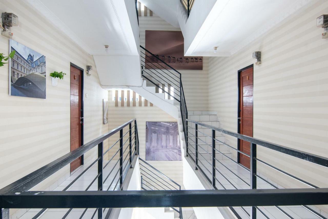 Nhà khách Reddoorz Near Hayam Wuruk 2 2*