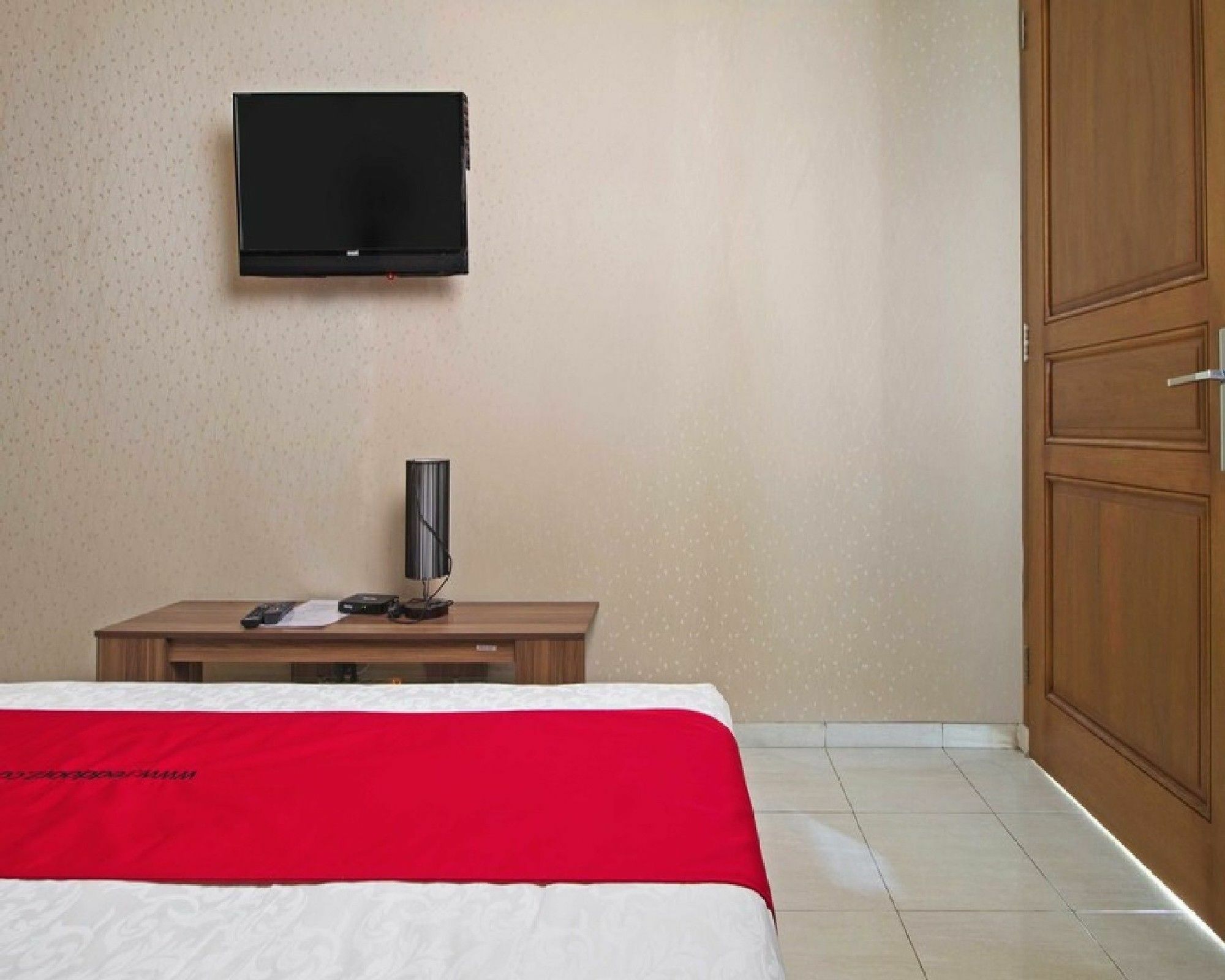 Reddoorz Syariah Near Mercu Buana 2*