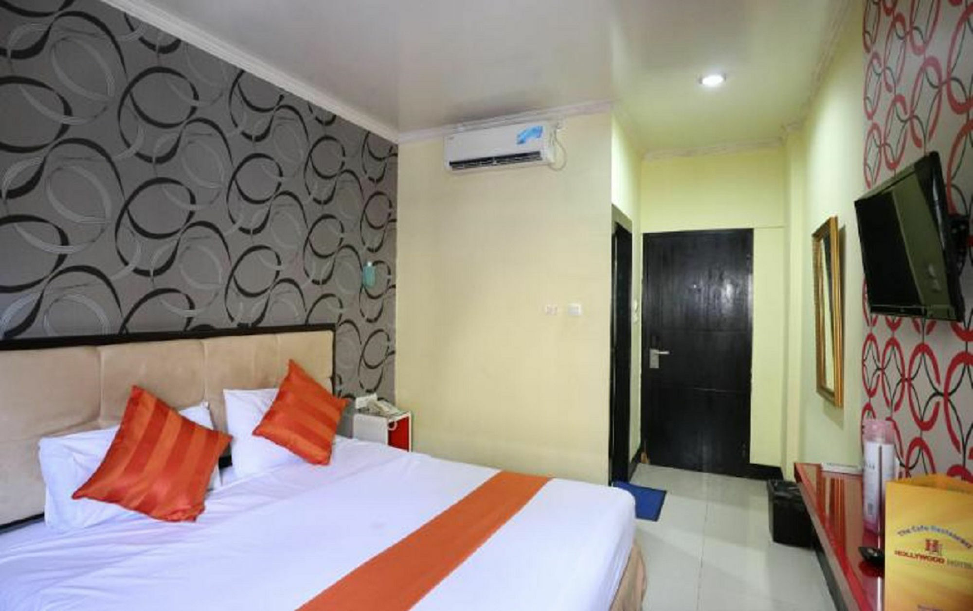 Hollywood Hotel *